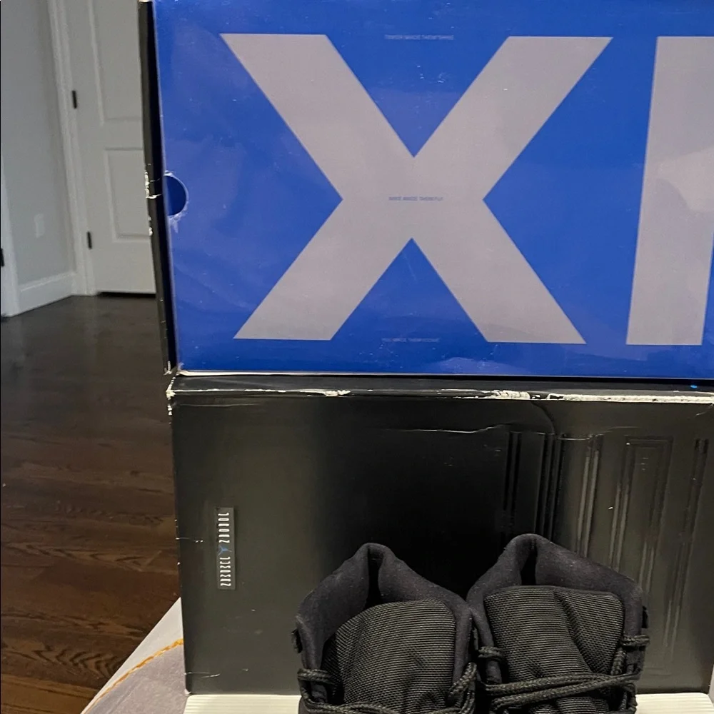 Men Air Jordon 11 Retro. Black white varsity blue. Worn in a photo shoot box’ - Picture 2 of 11